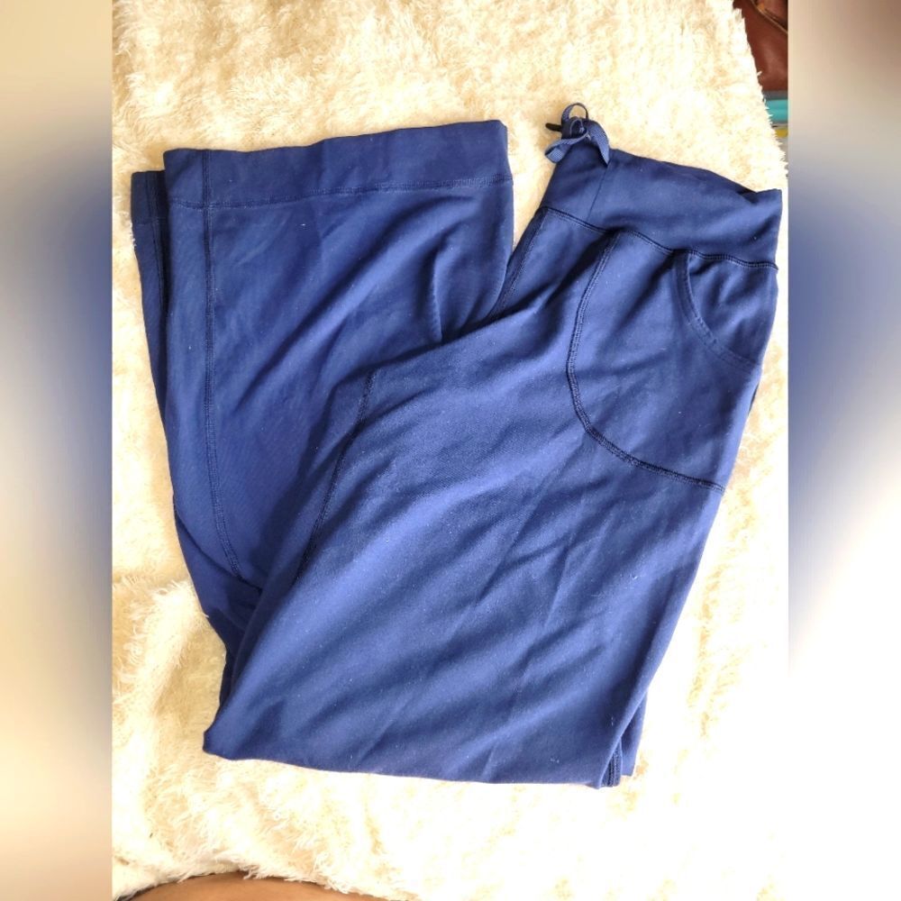Lululemon Flare Yoga pants sz 6Tall. Black